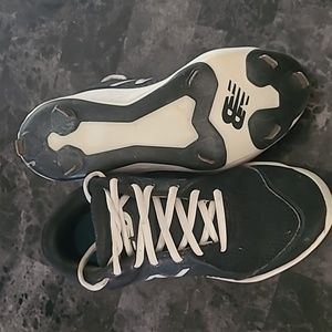 New Balance Boys size 5.5 black and white athletic baseball metal cleats